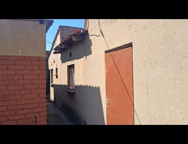 6 BEDROOM HOUSE FOR SALE IN TSAKANE EXT 12